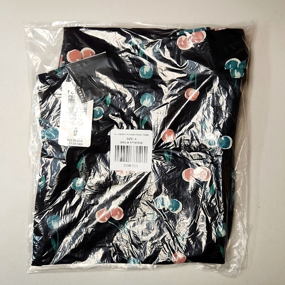 ❤️NWT VINTAGE TORRID VALENTINES DAY LEGGING - CHERRY PRINT - PEDAL PUSHER CROP - Picture 9 of 15